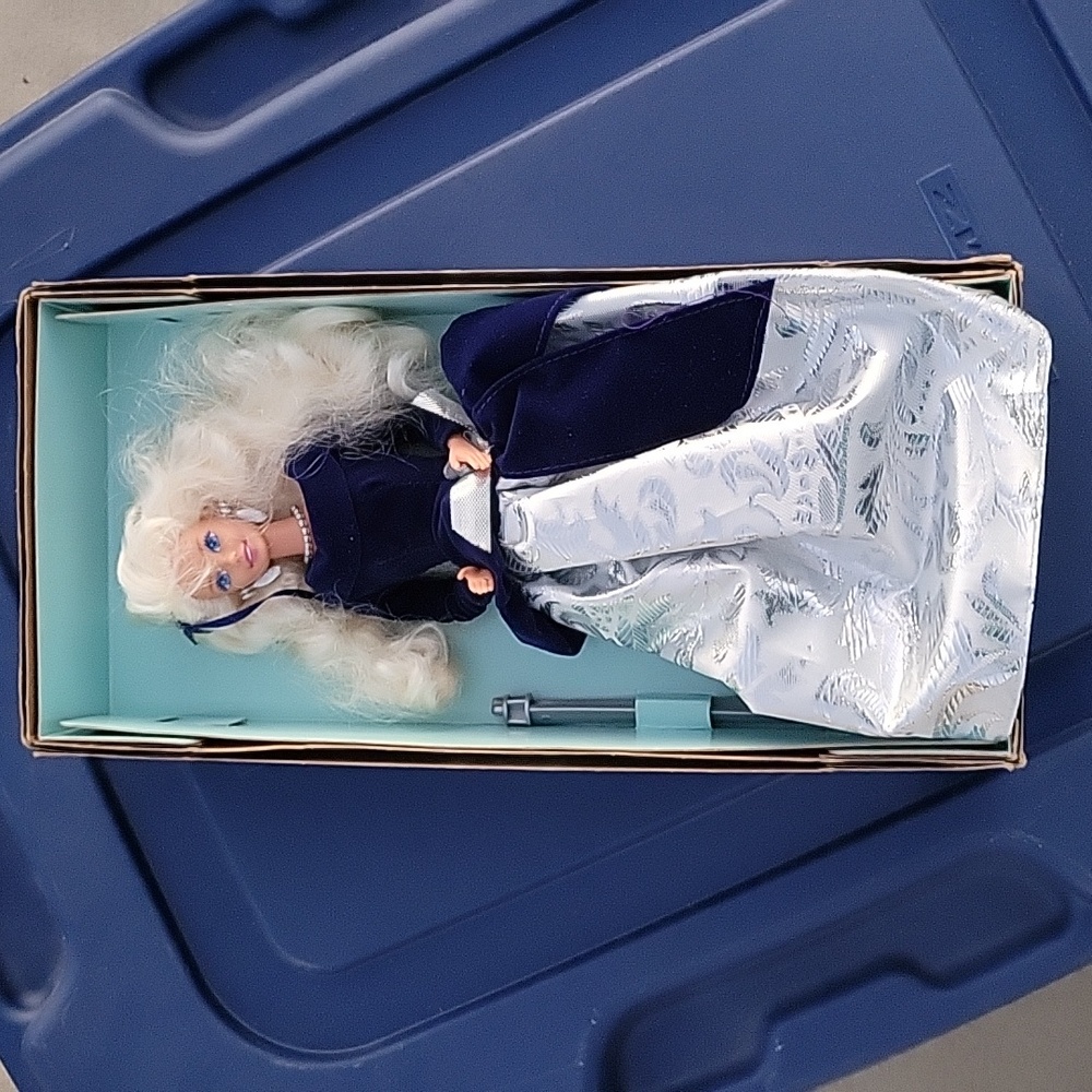 🌟Vintage🌟Winter Velvet Barbie-Blonde